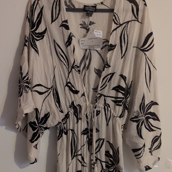 Angie Cream and Black Floral Dress - Picture 4 of 5